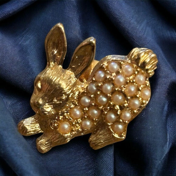 Vintage Jewelry - Vintage gold tone bunny tac pin with seed pearls